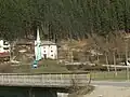 La mosquée de Černa Mesta vue depuis le train