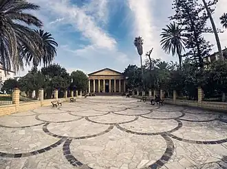 La mosquée Er-Rahman et la place romaine.