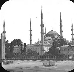 Photographie de 1903 : Colonne serpentine et Mosquée Bleue en arrière-plan.