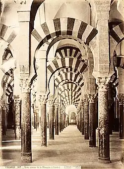 Salle hypostyle ou intérieure de prière, image de Jean Laurent, v. 1866-1867.
