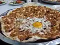 Un plat de lahmacun à Mossoul.