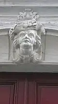 Tête sur la porte au 1, rue du Four