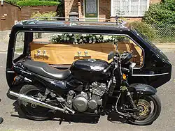 Corbillard moto et side car Triumph Café Racer (Royaume-Uni).