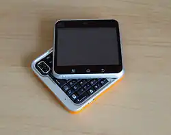 Le Motorola Flipout (en), un téléphone pivotant.
