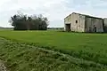 La motte castrale et la métairie.