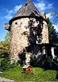 Moulin reconstitué en 1954 par le lieutenant-colonel Roger Maillet à partir des pierres de celui de Vaudreuil (1767); situé au 1180, boulevard Perrot, à Notre-Dame-de-l'Île-Perrot, photo prise en 2001. Résidence privée.