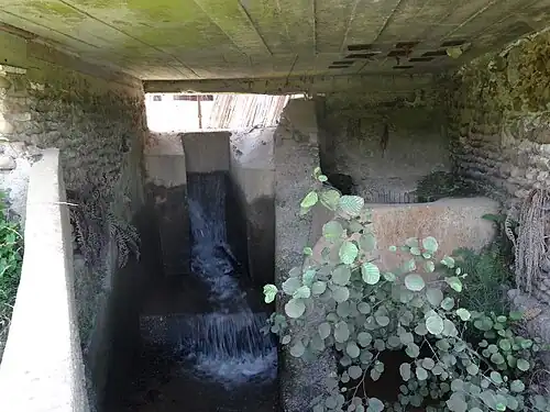La conduite d'eau.