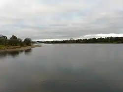 Le plan d'eau.