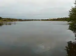 Le plan d'eau.