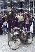 Juillet 1984 - Devant le Centre Pompidou.