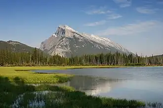 Vue du mont Rundle depuis les lacs Vermilion