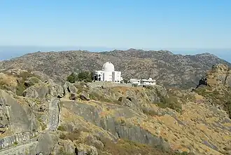 Vue de l'observatoire infrarouge du mont Abu depuis le sommet de Gurû Sikhara.