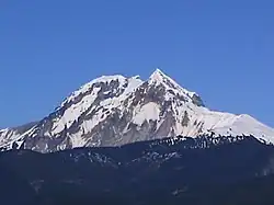 Vue du mont Garibaldi depuis Squamish avec le pic Atwell à droite.