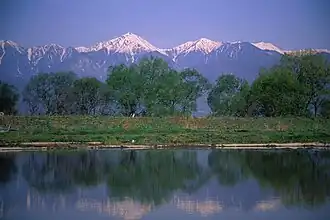 Vue des monts Jōnen et Yokotooshi, depuis la rive droite de la rivière Azusa.