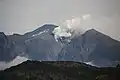 Le mont Ontake et ses fumerolles sommitales le 4 octobre 2014 une semaine après l'éruption du 27 septembre vu depuis le mont Kohide au sud-ouest.