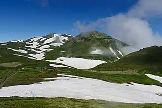 Vue des monts Ryōun (à droite) et Hokuchin (à gauche) depuis l'est.
