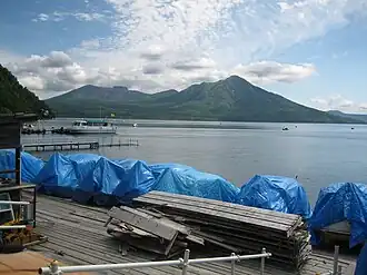 Vue du mont Tarumae depuis les rives du lac Shikotsu.