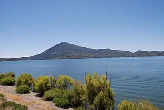 Le mont Konocti et Clear Lake à son pied.