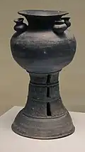 Grès sue. Jarre globulaire à décor de trois petites jarres, montée sur piédestal ajouré. Ve ou VIe siècle. Musée des cultures du monde, Barcelone