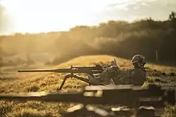 Fantassin du 35e régiment d'infanterie tenant une mitrailleuse lourde 12,7.