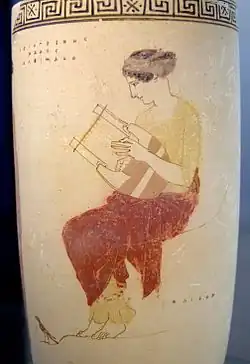 Une Muse jouant de la cithare, lécythe attique à fond blanc. « Peintre d'Achille », v. 440-430, Staatliche Antikensammlungen.