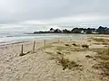 La pointe ouest du cordon littoral des dunes domaniales de Mousterlin ; à l'arrière-plan la Pointe du Groasguen en Bénodet.