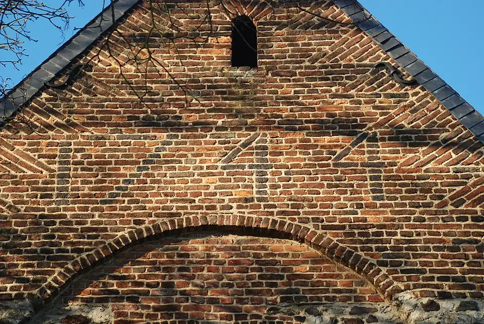 Le pignon à épis du transeptde l'église Notre-Dame de Mousty.