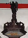 L'abat-voie orné d'une couronne fermée.