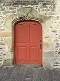 Porte en accolade de la deuxième chapelle.