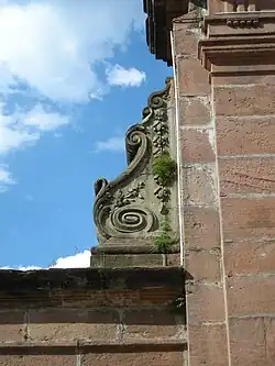 Détail d'une volute du portail.