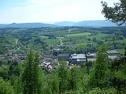 Vue aérienne de l'abbaye et de l'usine avant sa destruction (2008).