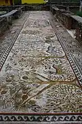 Vaste mosaïque de la basilique, représentant le paradis avec des arbres de vies et des animaux divers.