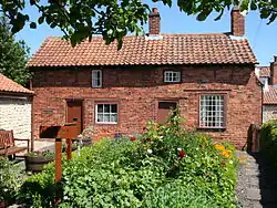 Petite maison au fond d'un jardin