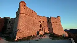 Le Fort du Mont Alban à Nice. Face est éclairée au lever du Soleil.