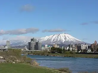La ville de Morioka avec le mont Iwate en arrière-plan.