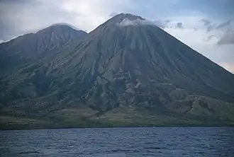 Vue du Sangeang Api depuis la mer.