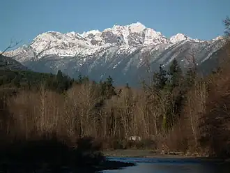 Vue du mont Constance avec la Dosewallips River au premier plan.
