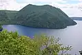 Le mont Kamui domine le lac Mashū.