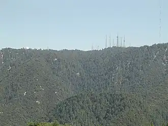 Vue du versant nord du mont Wilson depuis la Angeles Crest Highway