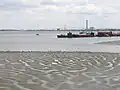 La rive à Erith avec le pont du passage de Dartford au loin.