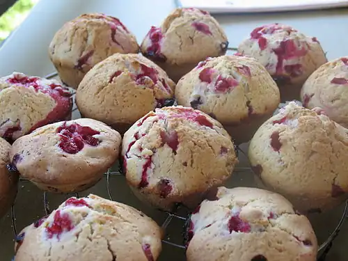 Muffins aux groseilles démoulés.