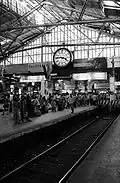 Un quai de la gare de banlieue.