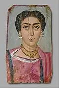 Portrait de femme avec collier et boucles d'oreilles.