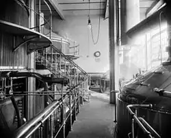 L'intérieur de la brasserie en 1905.