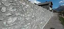 Mur oriental du cimetière.