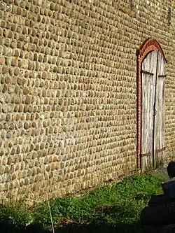Photo du détail d'un mur construit en galet.