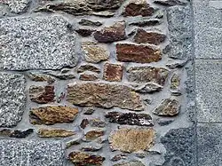 Mur typiquement brestois, associant le granite de l'Aber-Ildut, l'orthogneiss et la kersantite.