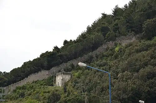 Vestiges du mur sur le mont Bonadies.
