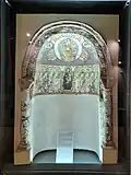 Niche-oratoire. Bande inférieure: la Vierge avec l'Enfant tenant le rouleau de la Loi nouvelle, entourée des douze apôtres et de deux saints locaux. Coupole: Christ en majesté, avec les symboles des quatre évangélistes, et des anges (Meinardus 2000, p. 221).