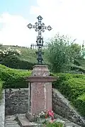 Une croix latine en fer forgé